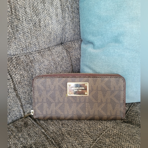 Michael Kors Large Logo Leather Wallet - Picture 1 of 12